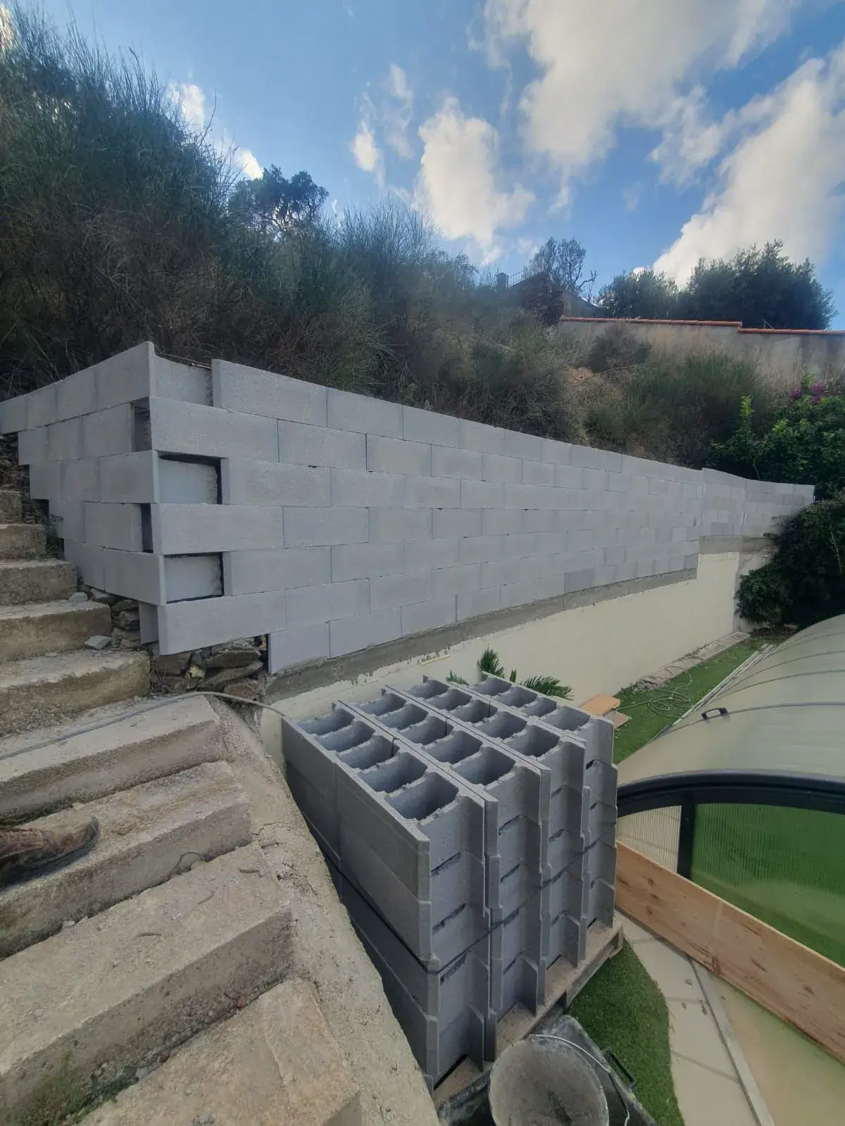 Blocs à bancher le long de l'escalier - Pyrénées-Orientales