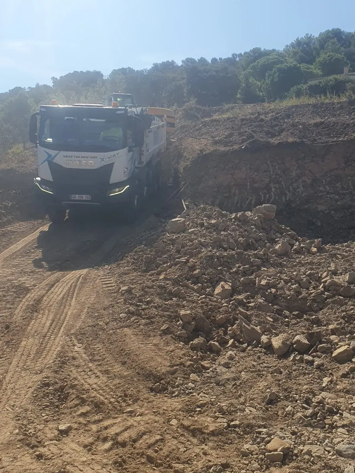 Camion benne sur piste de chantier - Banyuls-sur-Mer