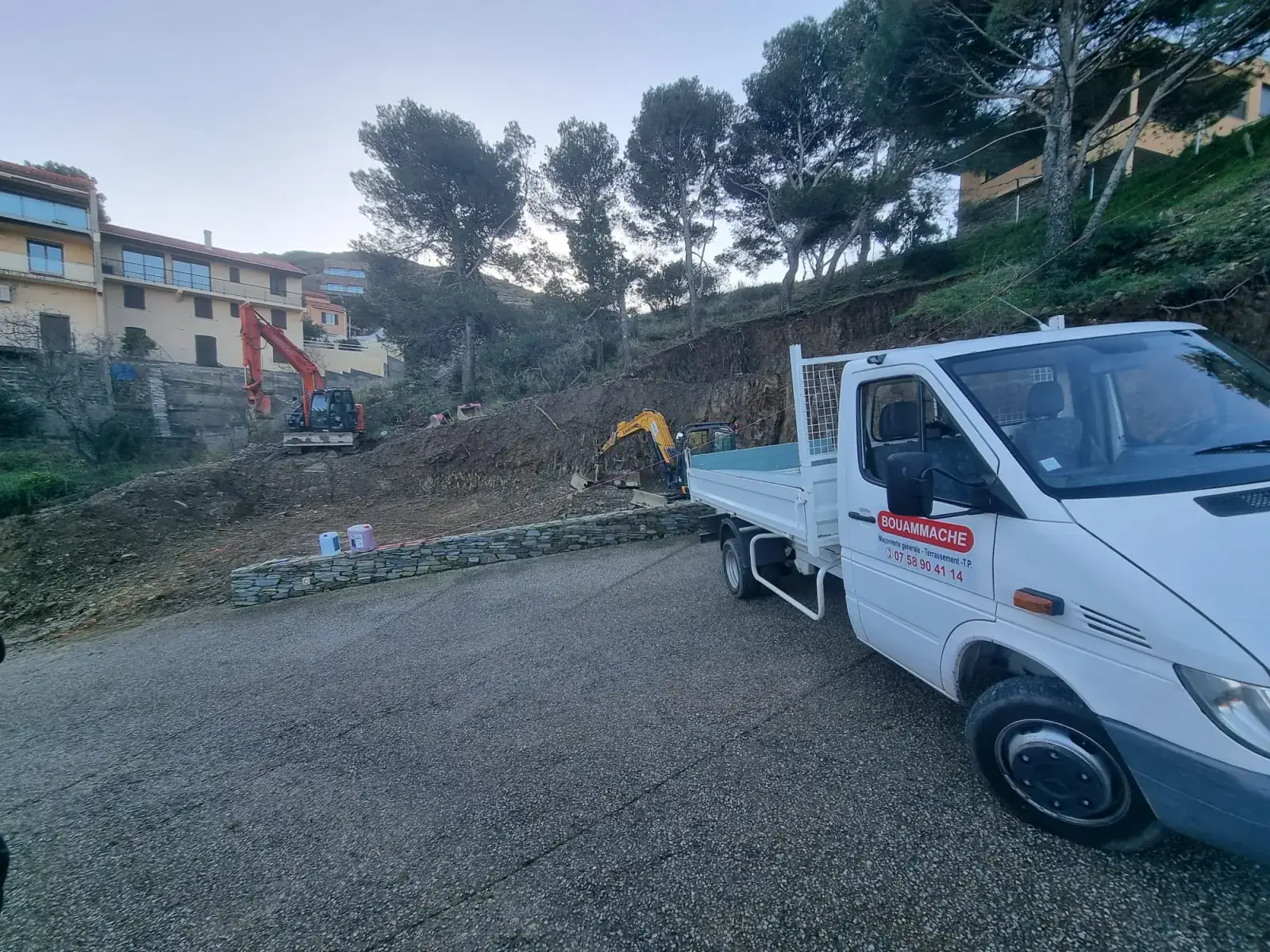 Camion et pelleteuses sur chantier - Banyuls-sur-Mer