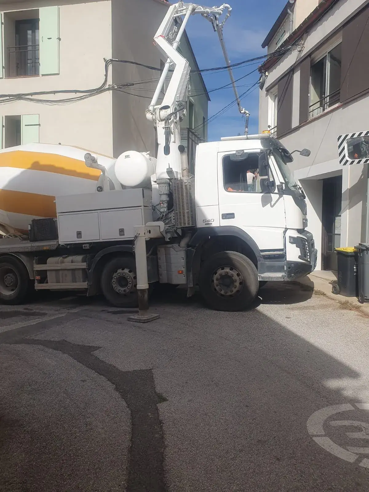 Maçonnerie - Camion pompe à béton en centre-ville - Pyrénées-Orientales