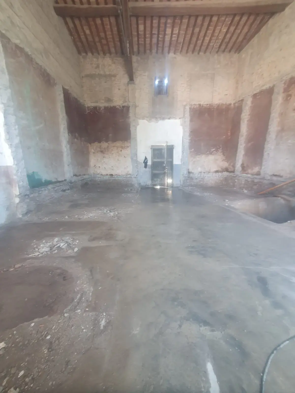 Cave vidée après démolition des cuves - Pyrénées-Orientales
