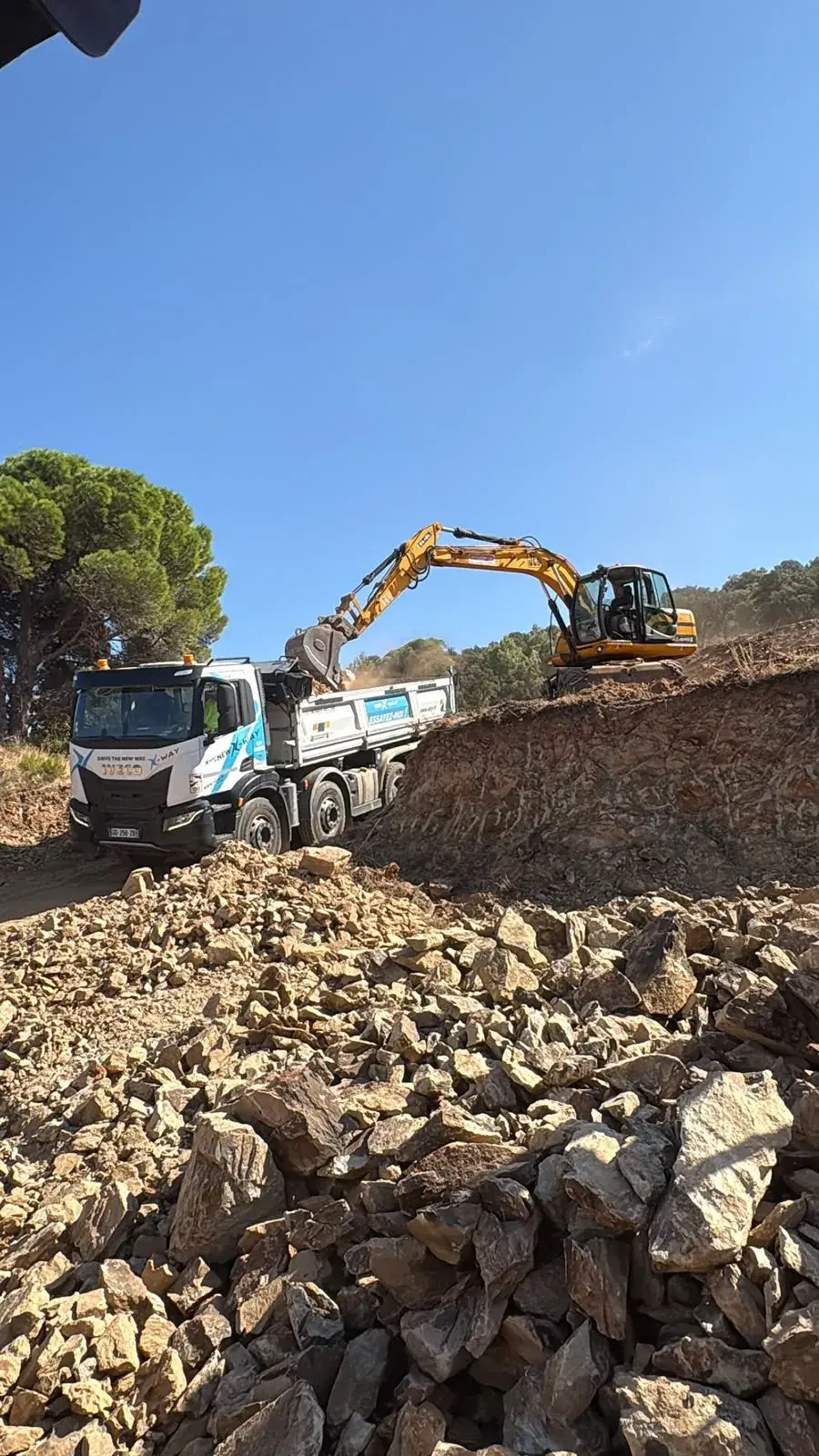 Chargement des déblais rocheux - Pyrénées-Orientales