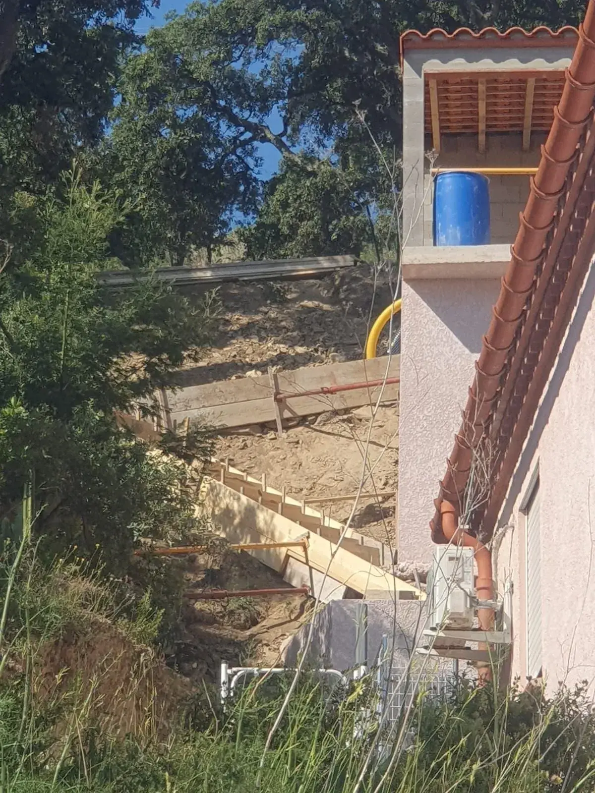 Coffrage d'escalier le long de l'extension - Pyrénées-Orientales