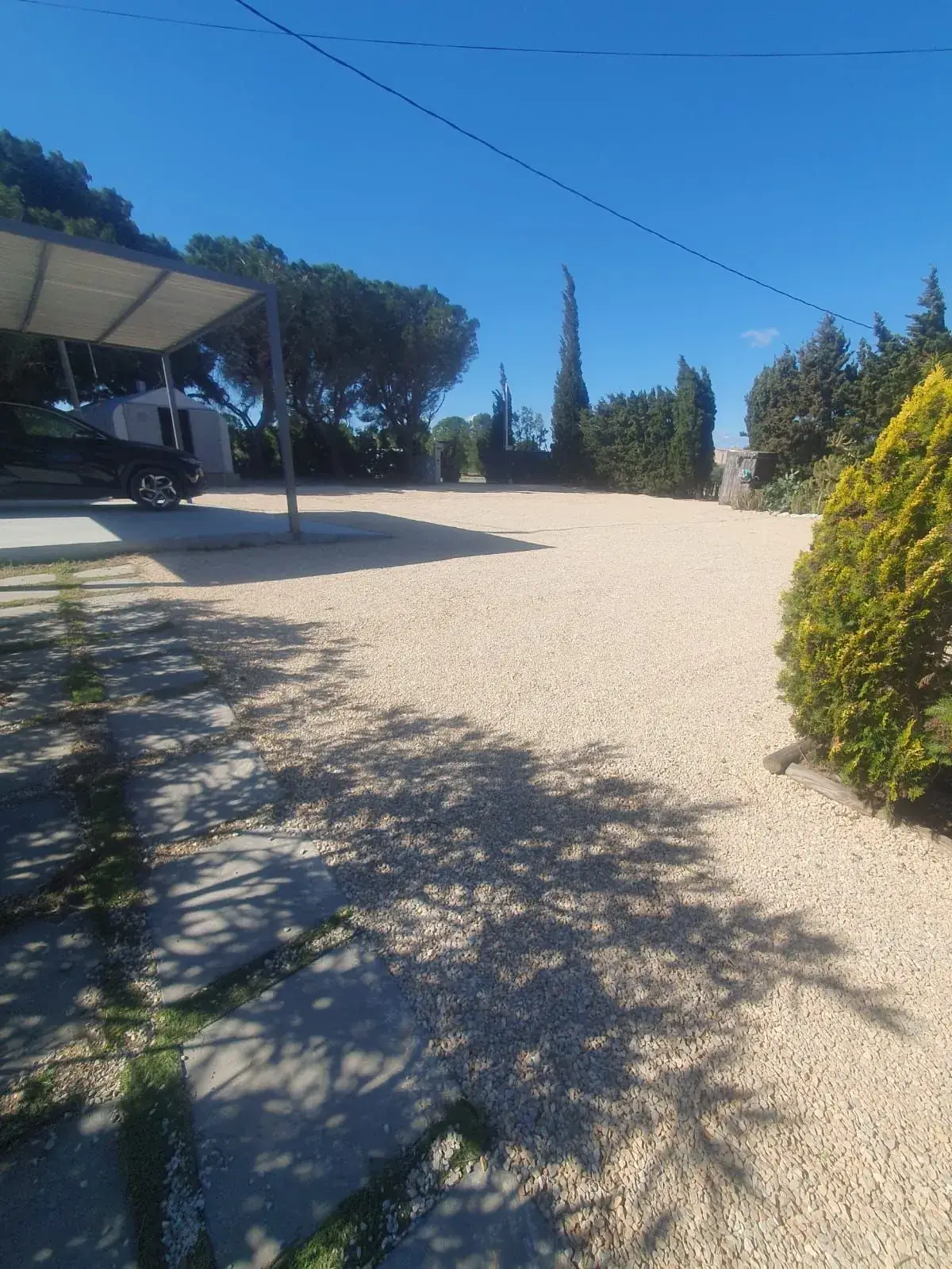 Cour en gravier et allée en dalles - Pyrénées-Orientales