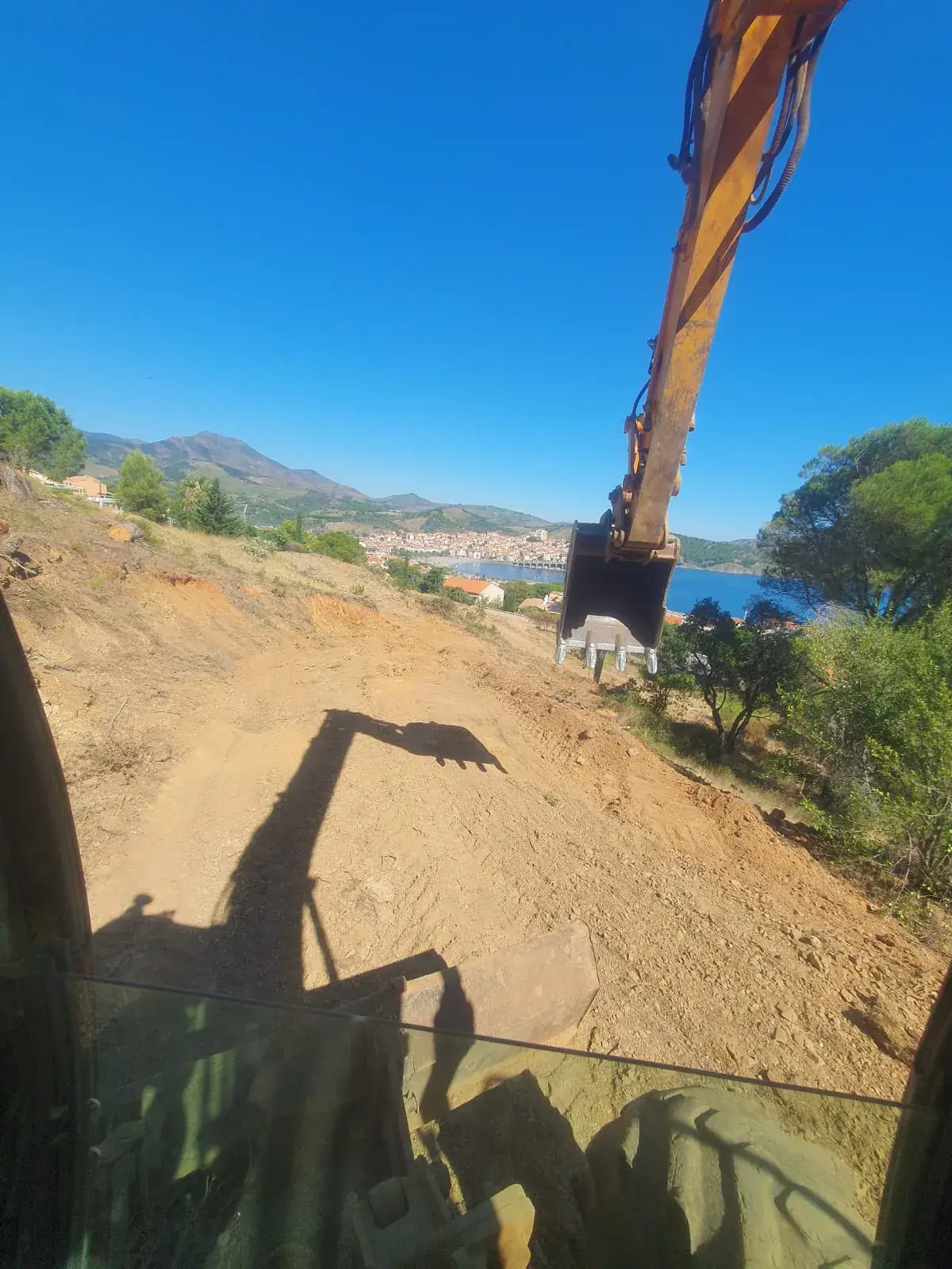 Décaissement au godet face à la mer - Banyuls-sur-Mer