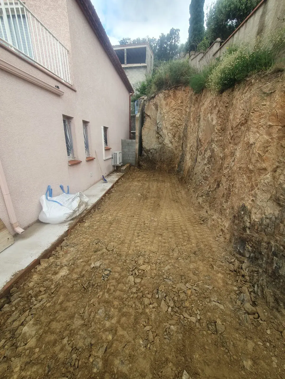 Décaissement le long de la maison - Pyrénées-Orientales