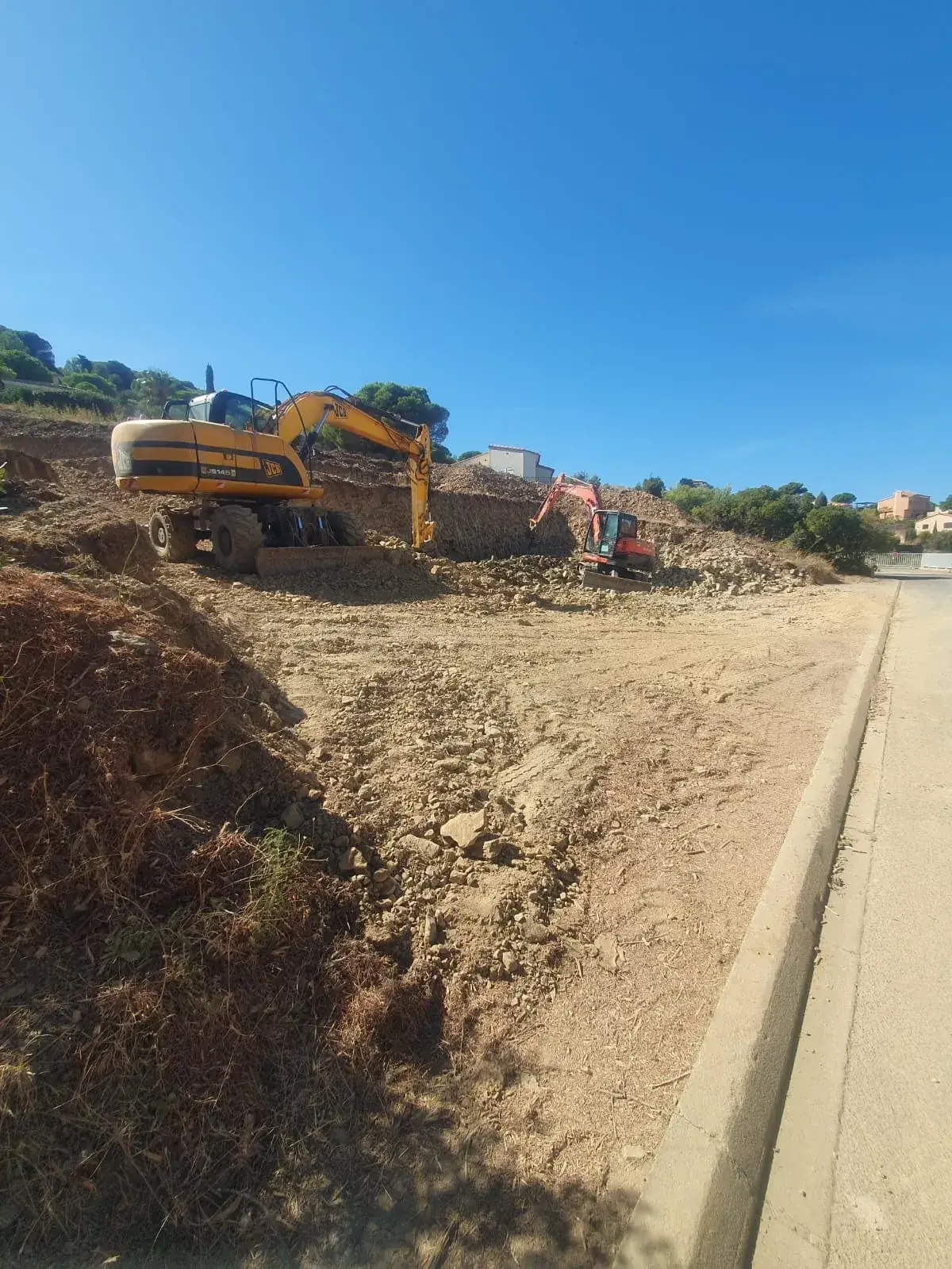 Décapage du terrain à la pelle sur pneus - Banyuls-sur-Mer