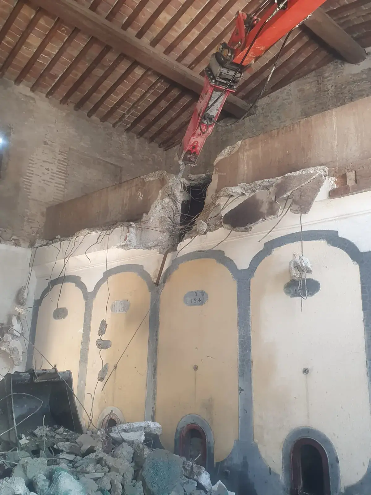 Démolition des cuves à vin d'une ancienne cave