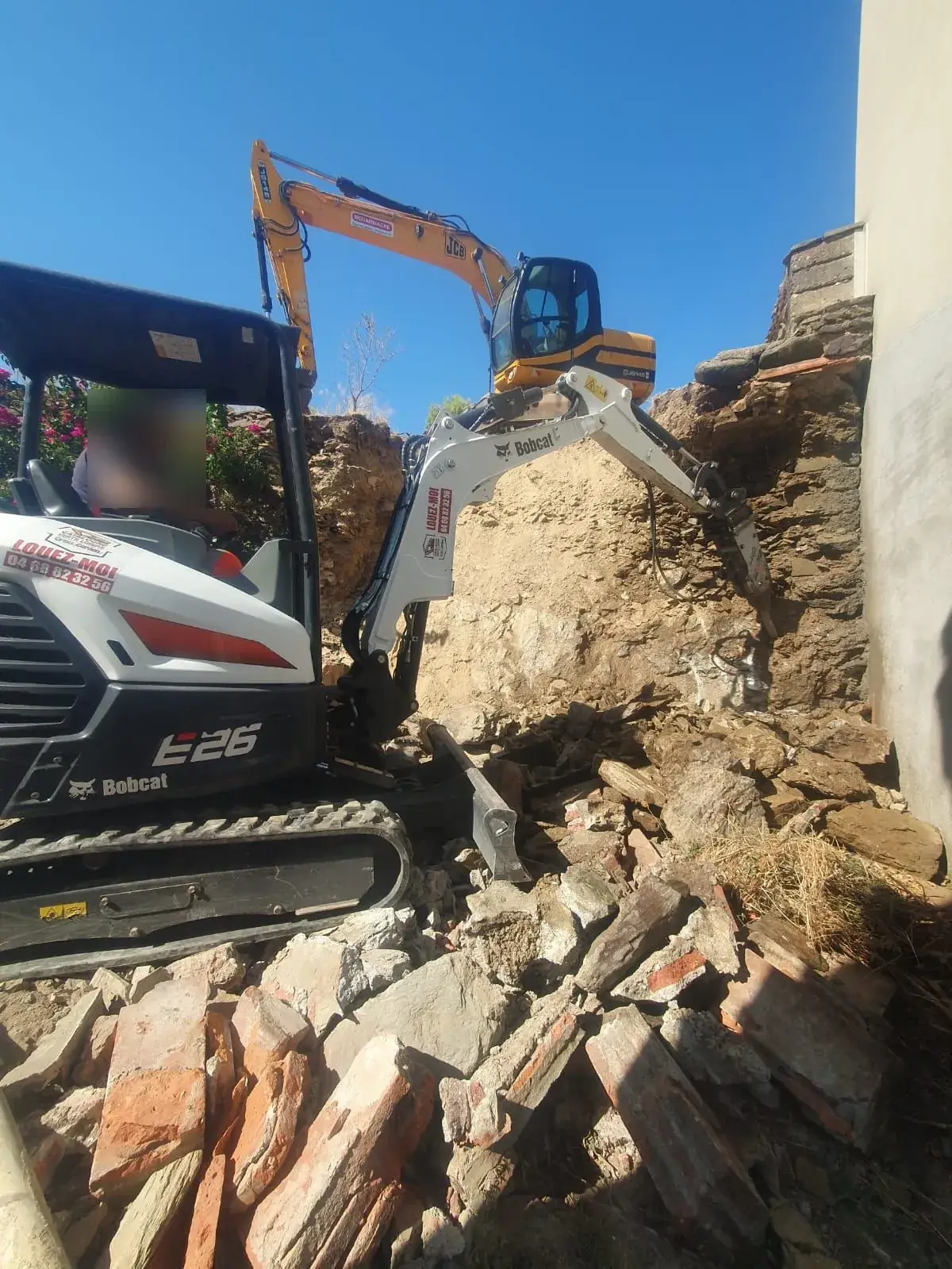 Démolition d'un mur en pierre à la mini-pelle - Pyrénées-Orientales