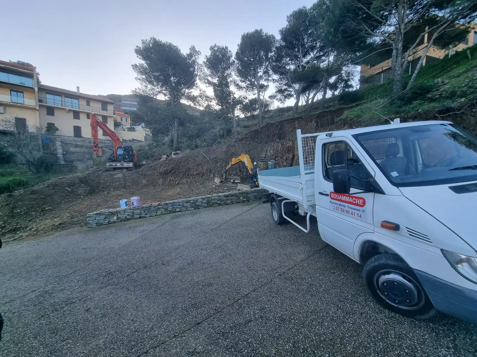 Camion et pelleteuses sur chantier - Banyuls-sur-Mer