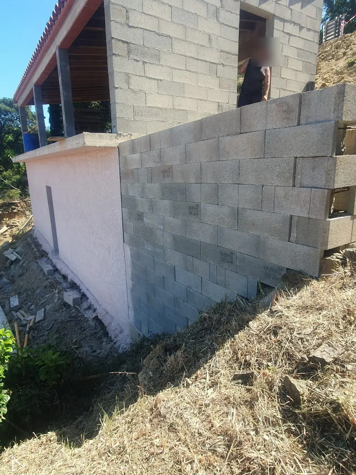 Montage des murs de l'extension en agglos - Pyrénées-Orientales