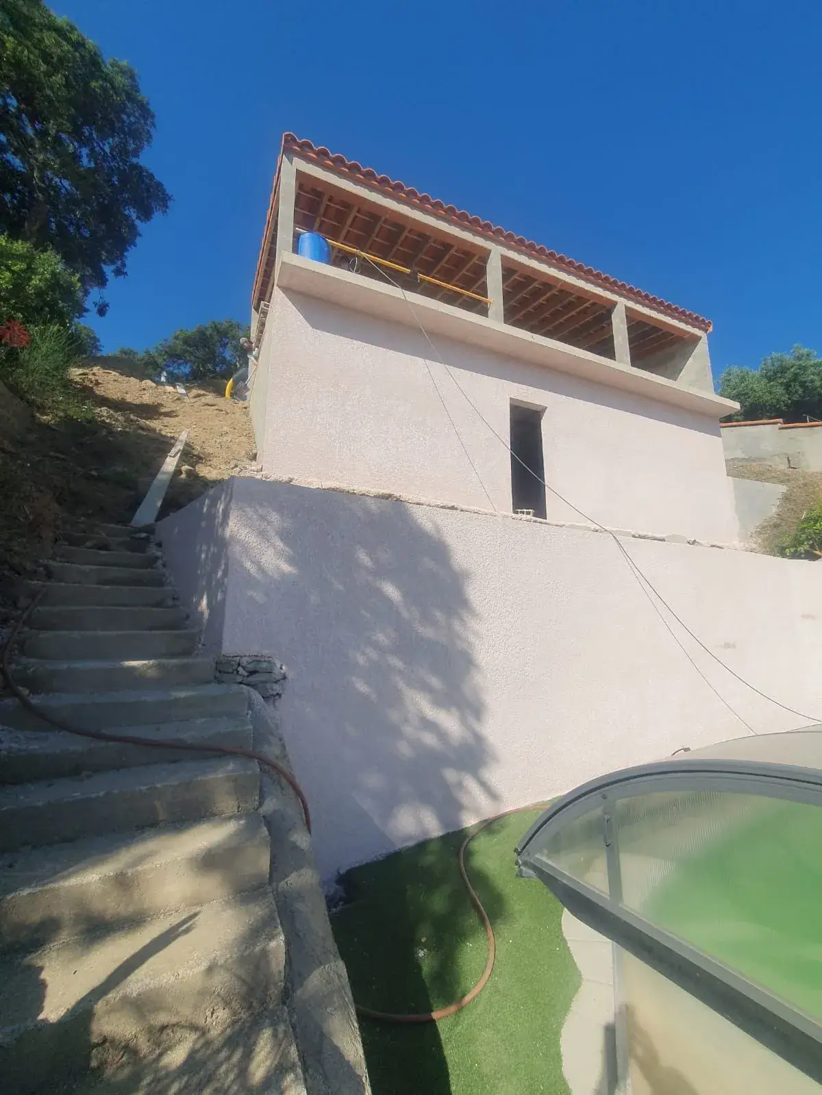 Extension enduite et escalier en bord de piscine - Pyrénées-Orientales