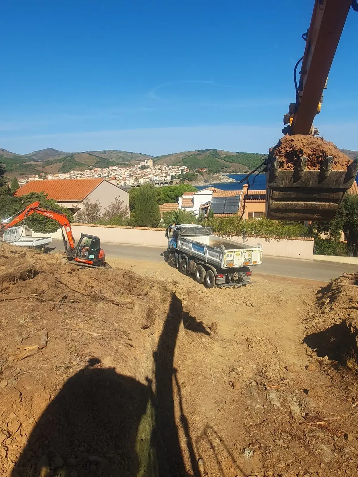 Chargement au godet face à la baie - Banyuls-sur-Mer