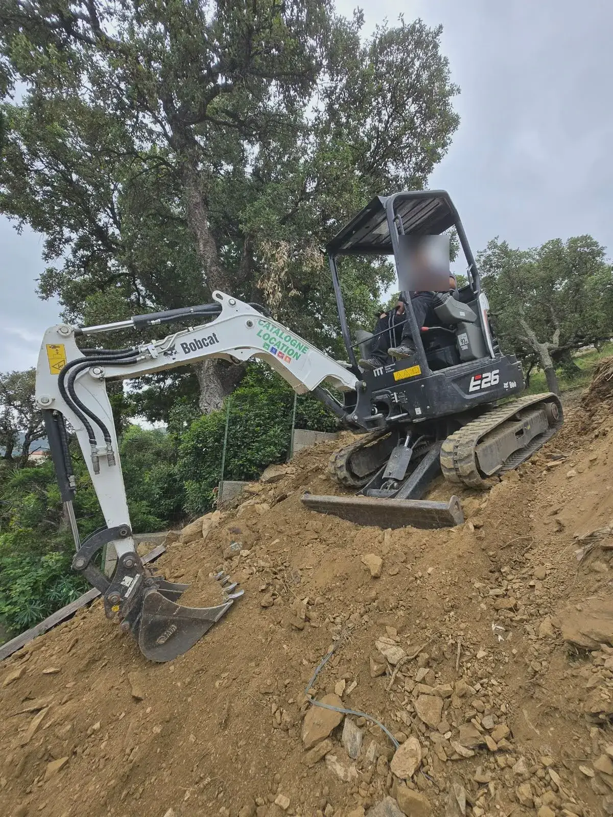 Mini-pelle Bobcat E26 sur le talus - Pyrénées-Orientales