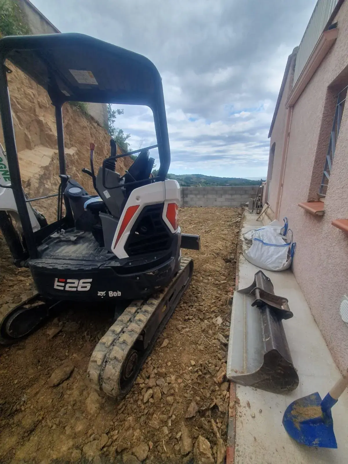 Mini-pelle Bobcat E26 et godets - Pyrénées-Orientales