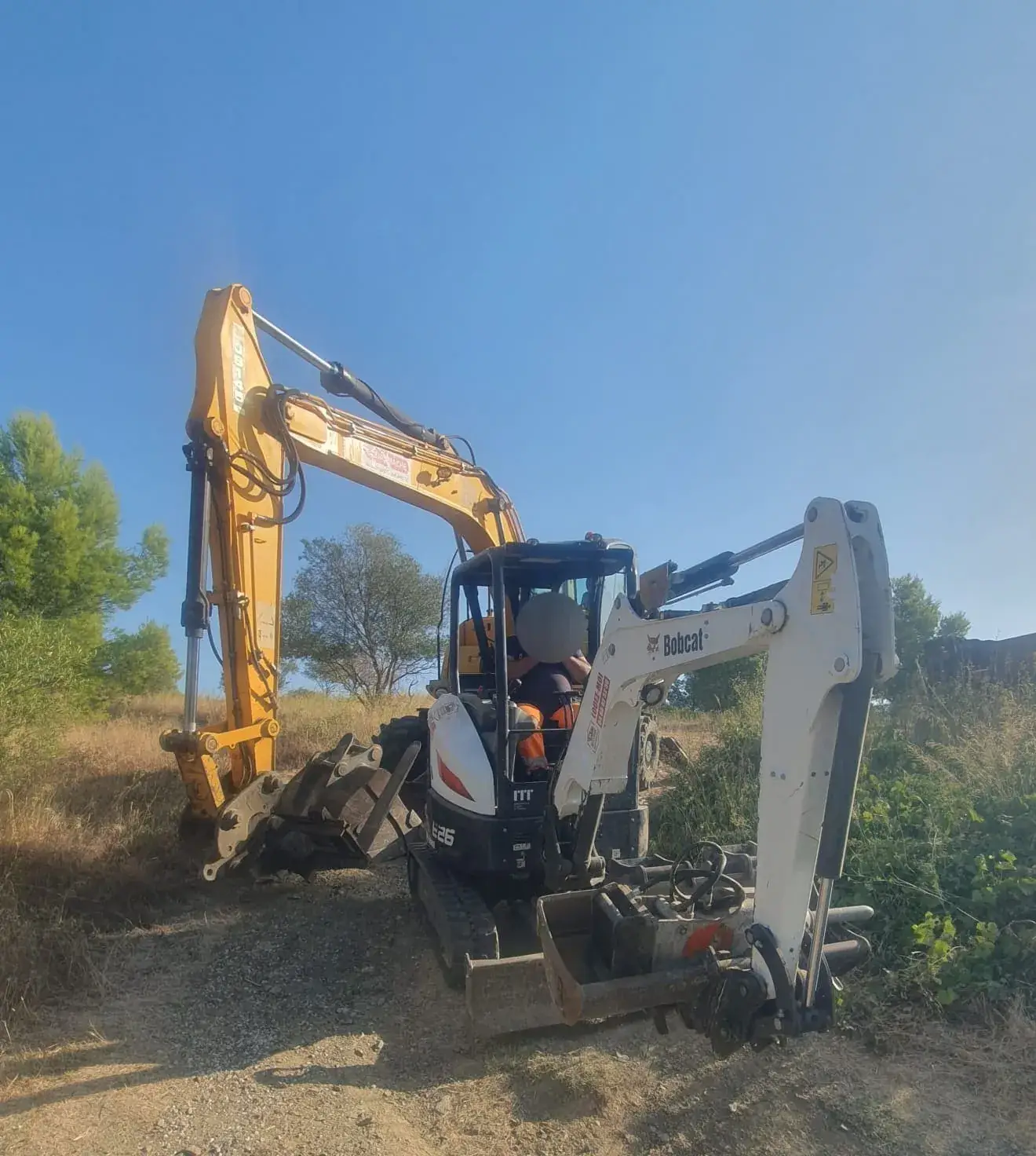 Mini-pelle Bobcat et pelle JCB en terrassement - Pyrénées-Orientales