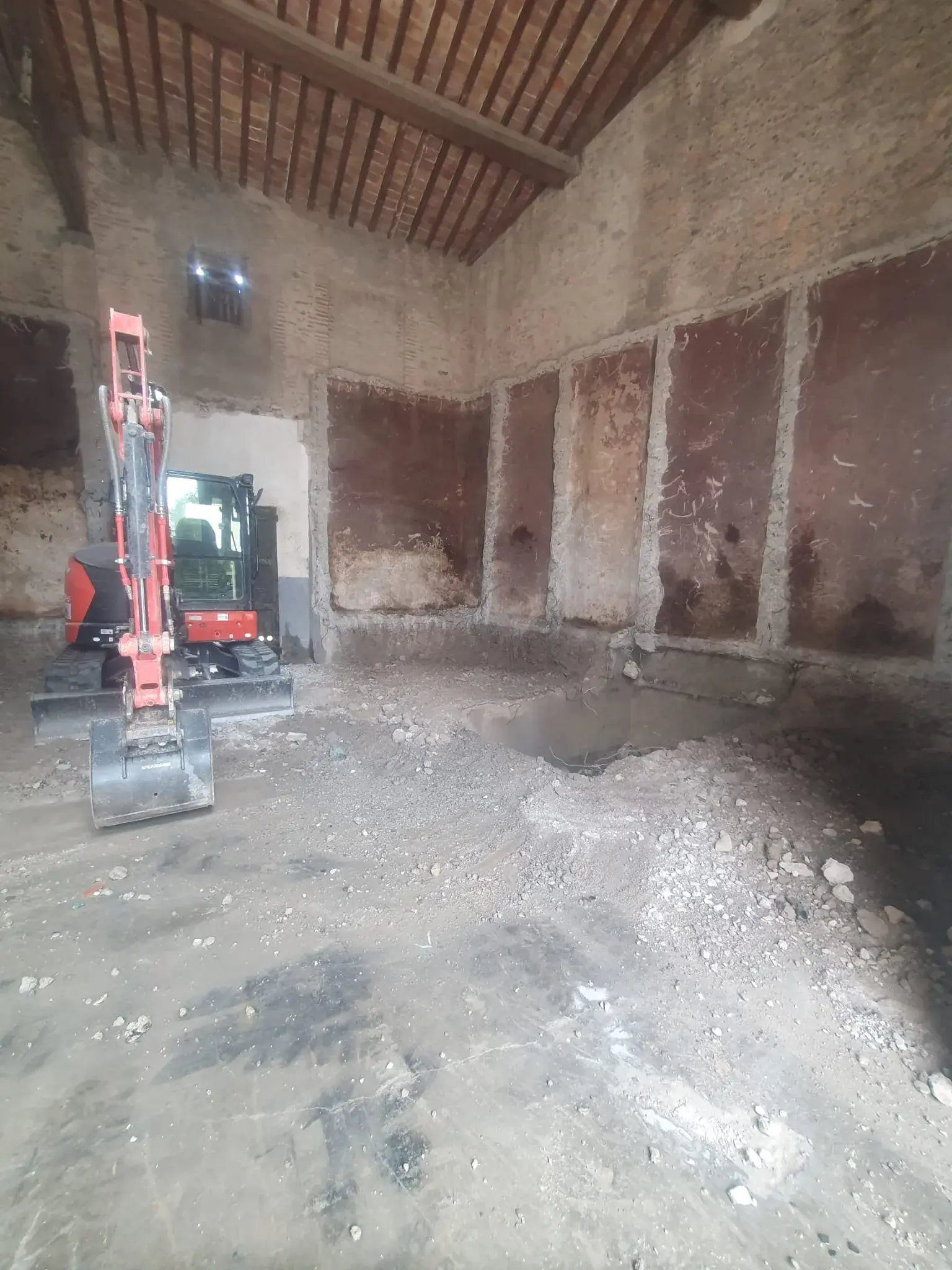 Démolition - Mini-pelle dans le bâtiment - Pyrénées-Orientales