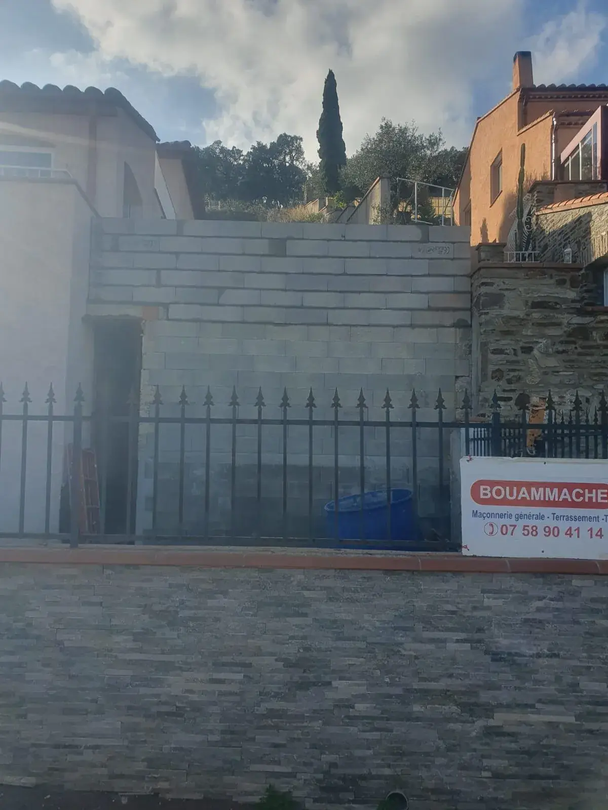Mur de soutènement et panneau Bouammache - Pyrénées-Orientales