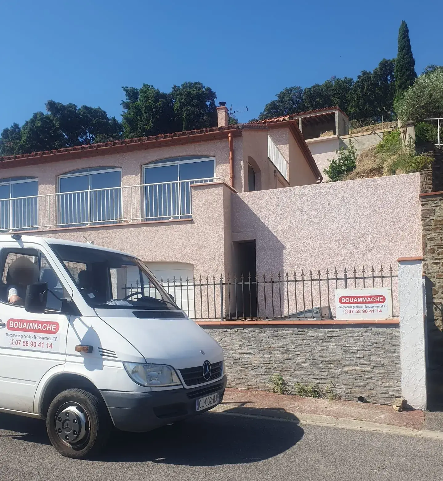 Mur terminé et camion Bouammache - Pyrénées-Orientales