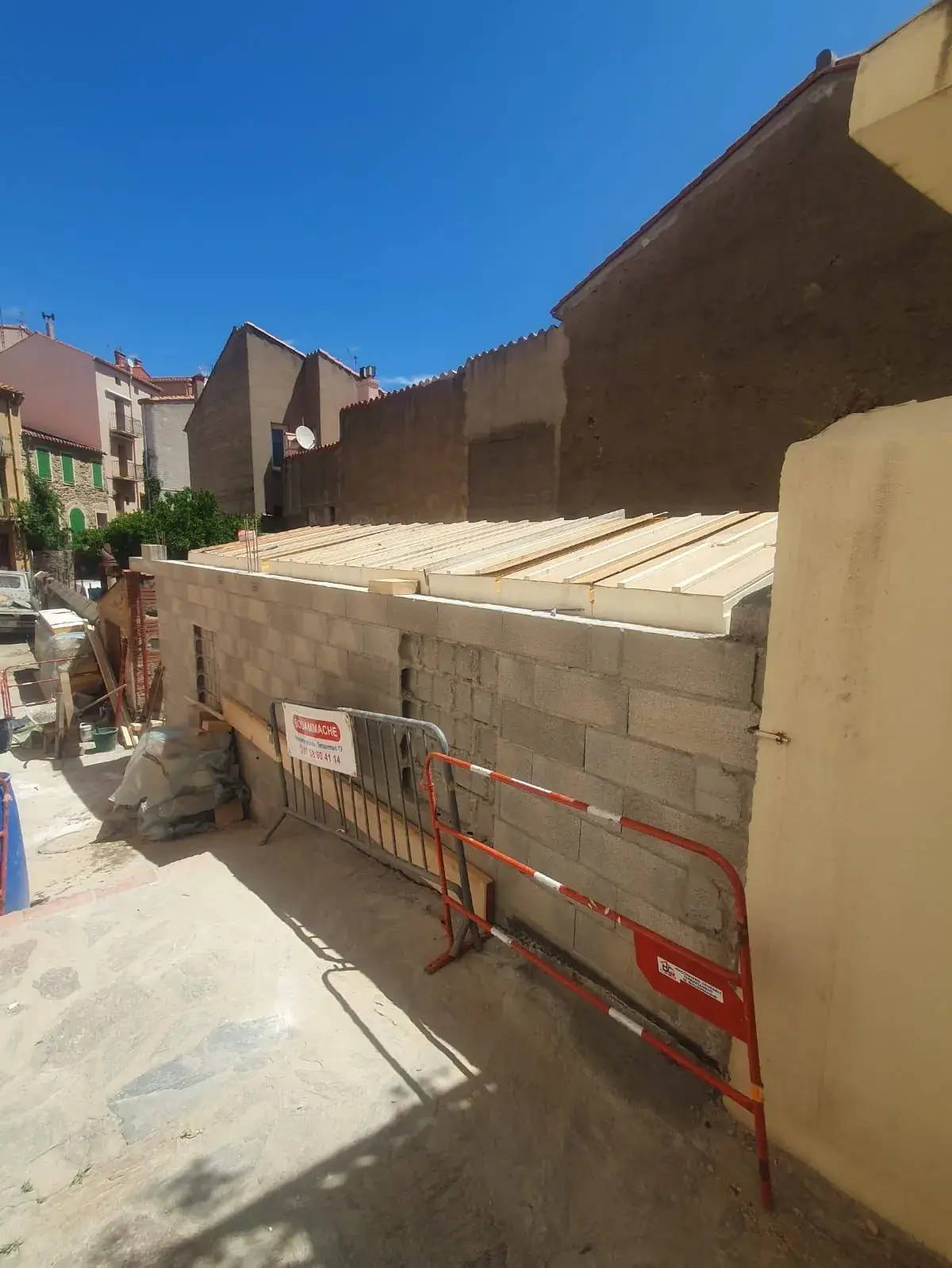 Murs en agglos, chantier balisé - Pyrénées-Orientales