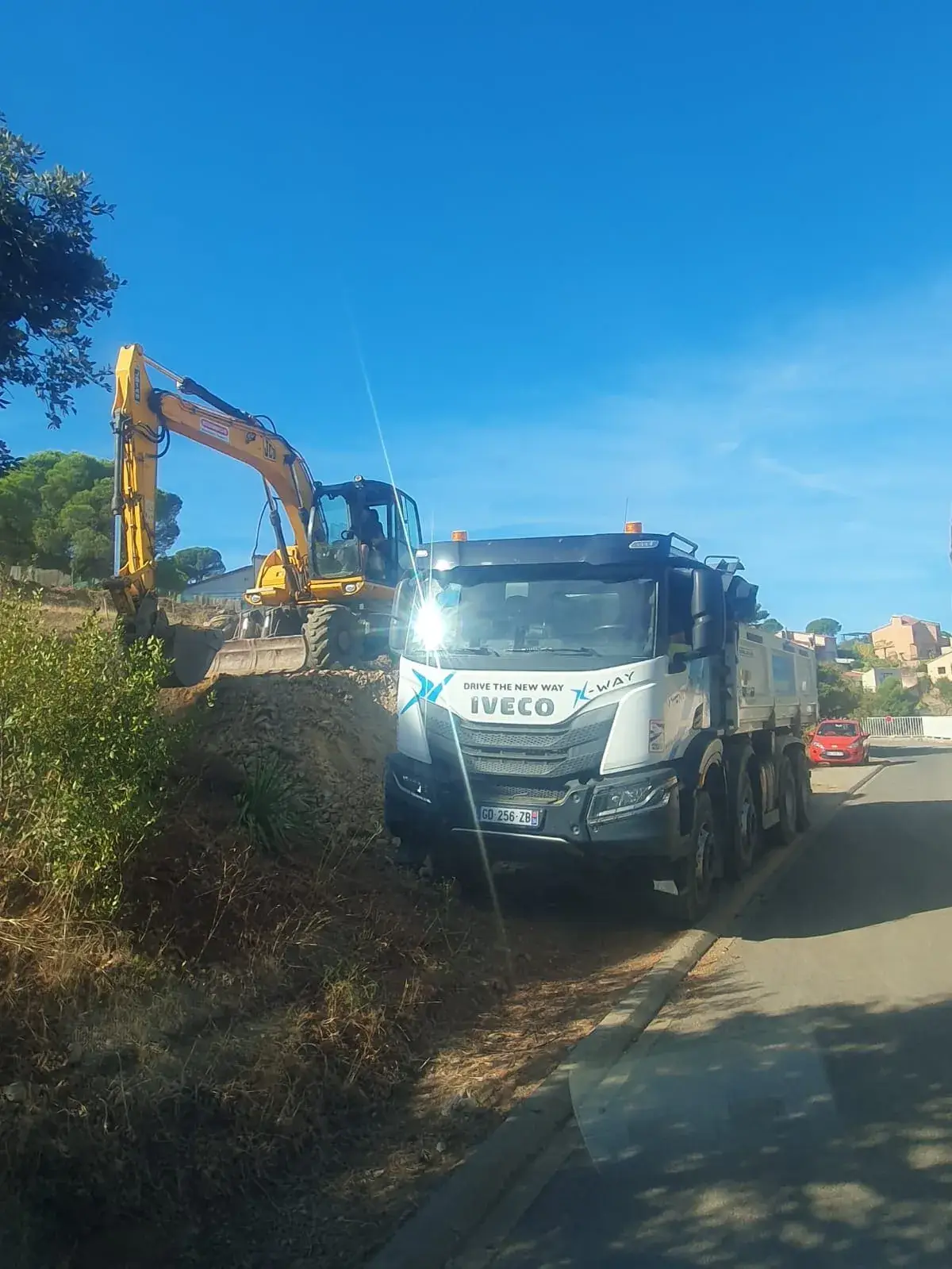 Pelle JCB et camion 8x4 en bord de voirie - Banyuls-sur-Mer