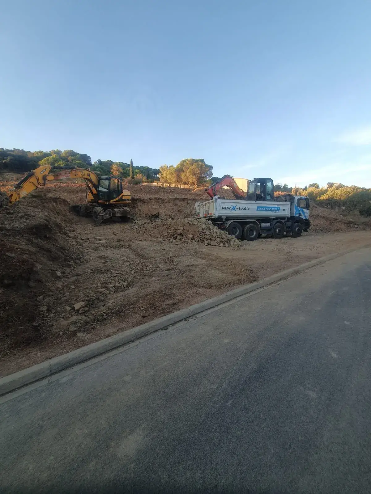 Pelle JCB et camion benne sur parcelle - Banyuls-sur-Mer