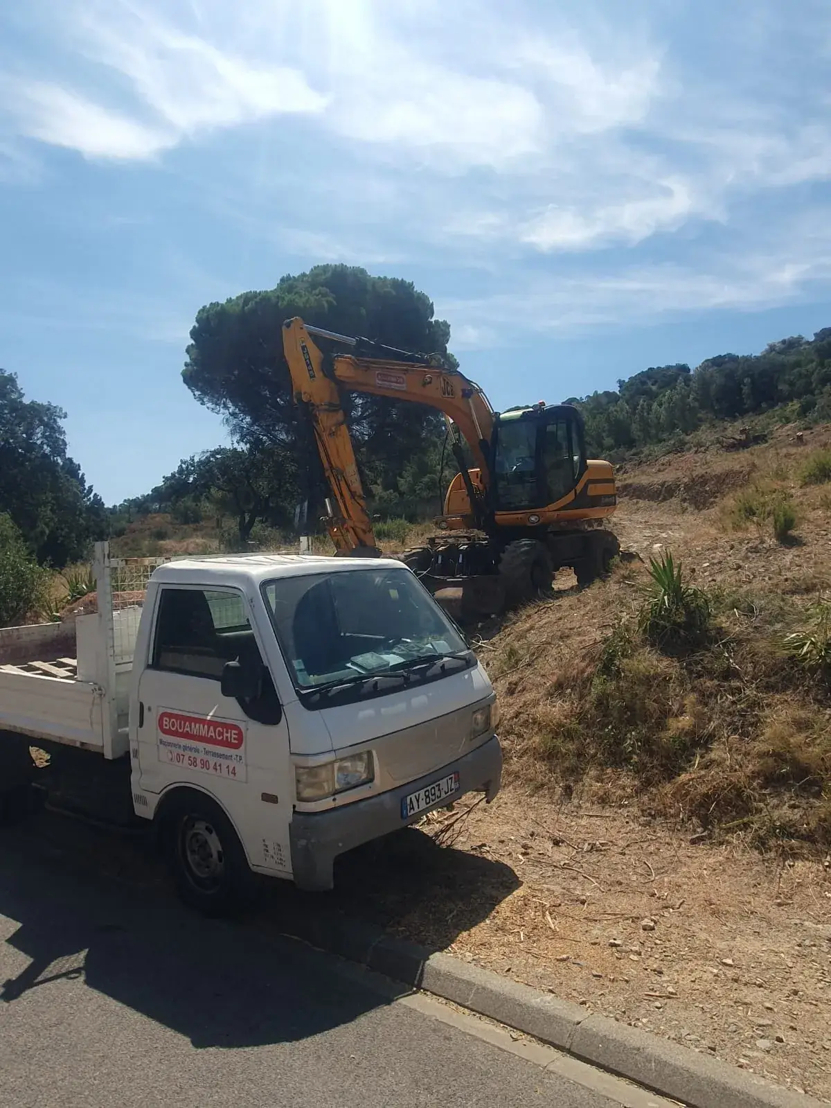 Pelle JCB et camion Bouammache en coteau - Pyrénées-Orientales