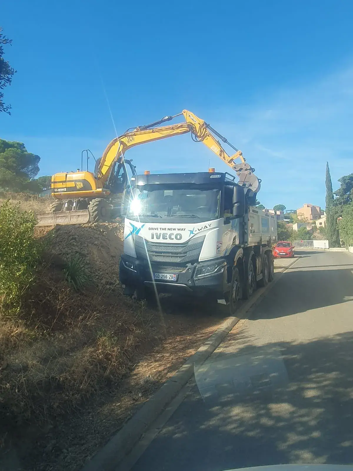 Chargement d'un camion 8x4 en bord de route - Banyuls-sur-Mer
