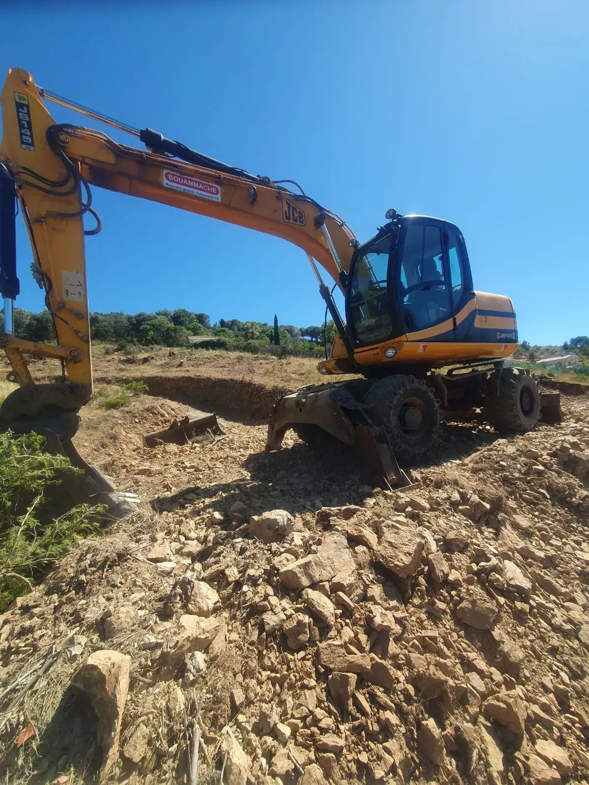 Pelle JCB sur les déblais rocheux - Pyrénées-Orientales