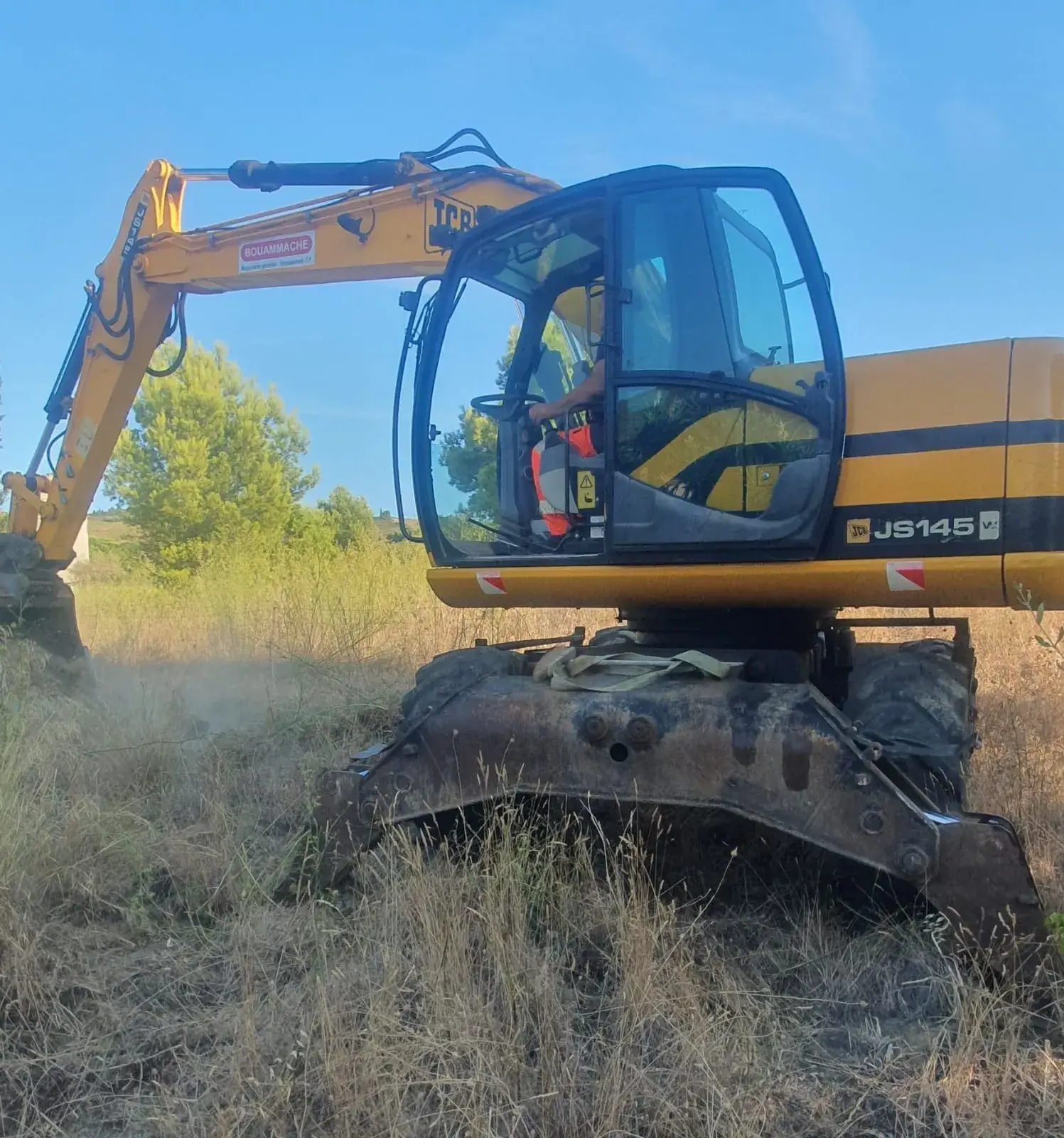 Pelle JCB JS145 sur terrain en friche - Pyrénées-Orientales