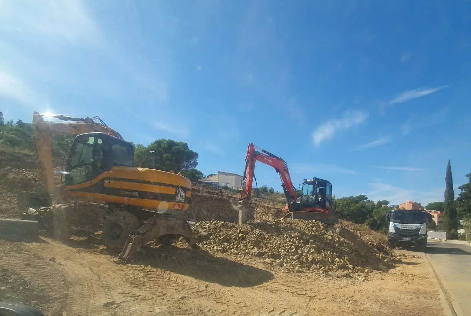 Pelle JCB et mini-pelle sur les déblais - Banyuls-sur-Mer