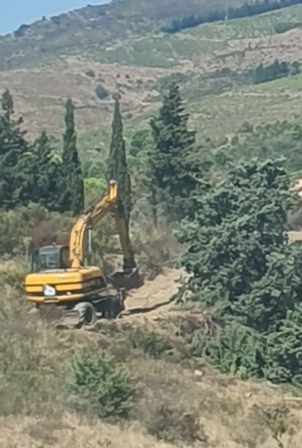 Pelle JCB en ouverture de coteau - Pyrénées-Orientales