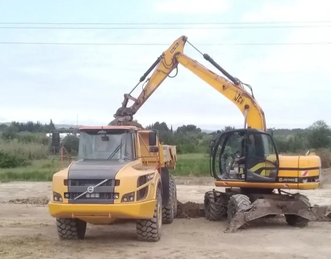 Pelle JCB et tombereau Volvo - Pyrénées-Orientales