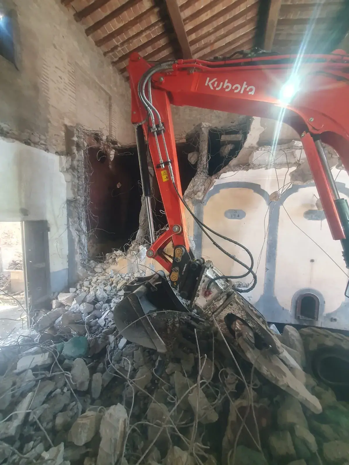 Pince et godet sur les cuves en béton armé - Pyrénées-Orientales