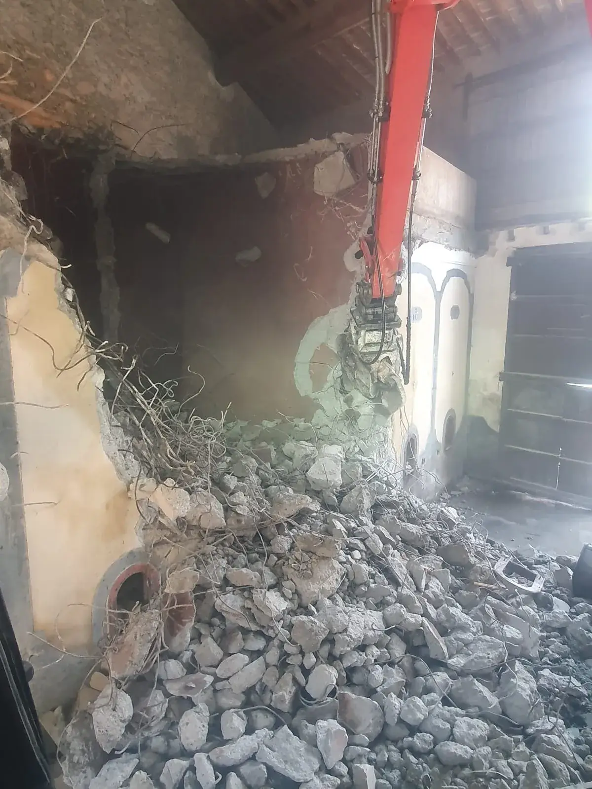 Démolition - Mur intérieur abattu à la pince - Pyrénées-Orientales
