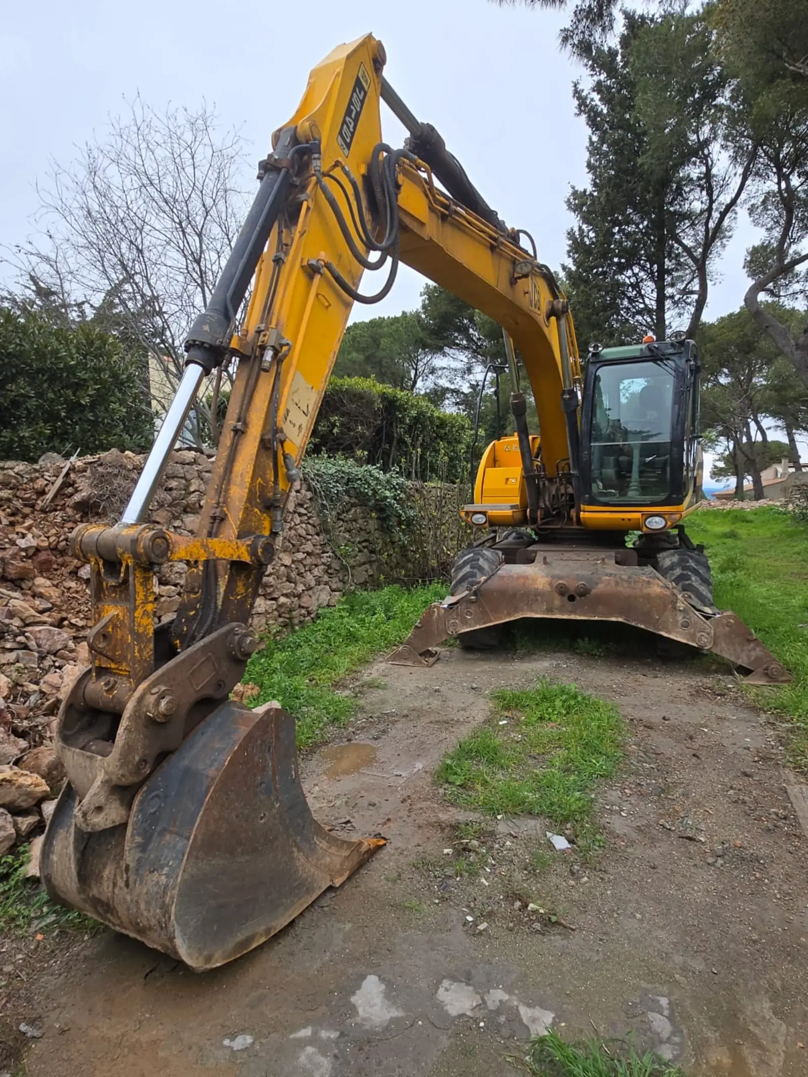 Pelleteuse JCB sur terrain - Banyuls-sur-Mer