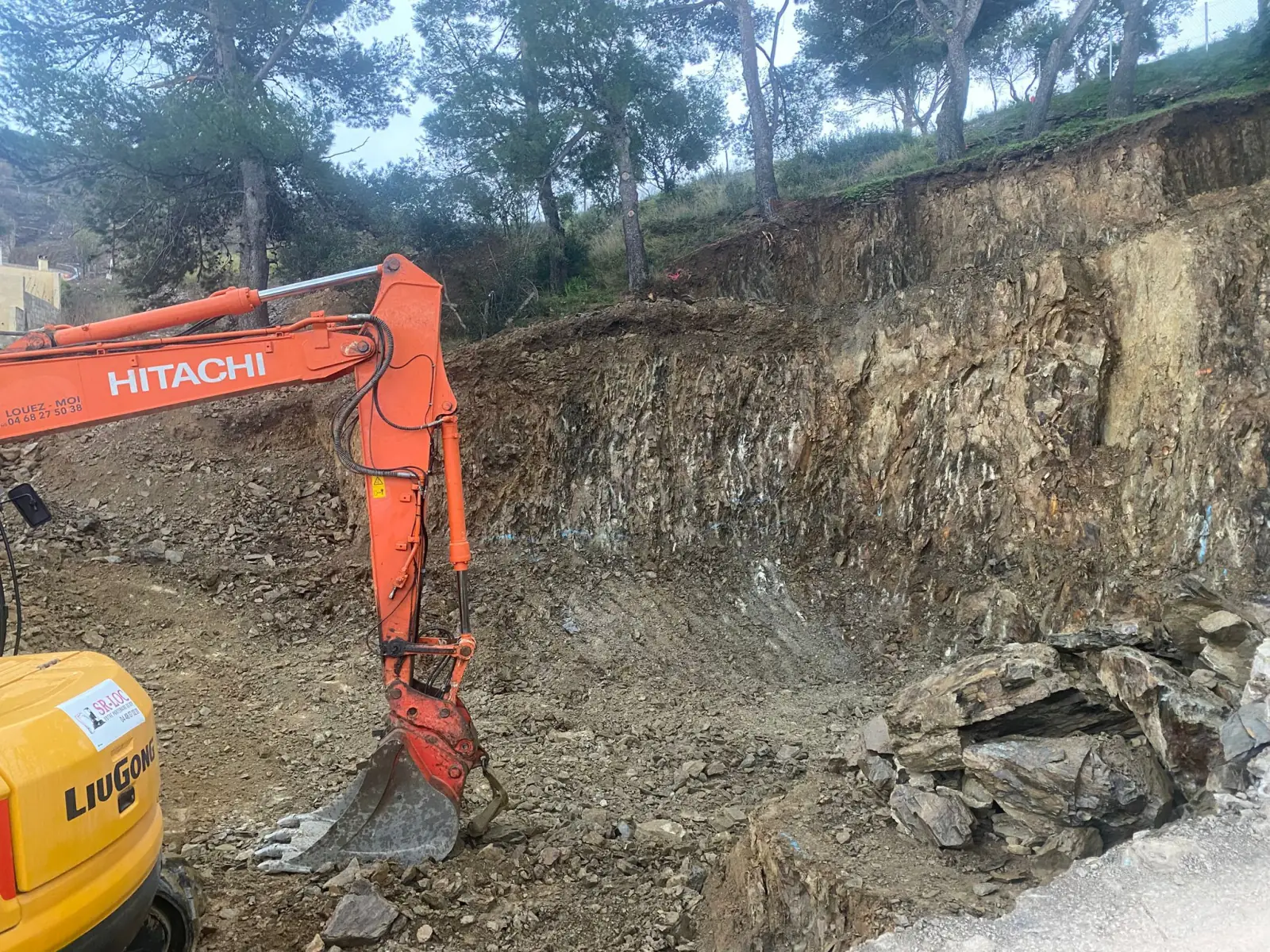 Pelle Hitachi BRH sur roche Pyrénées-Orientales