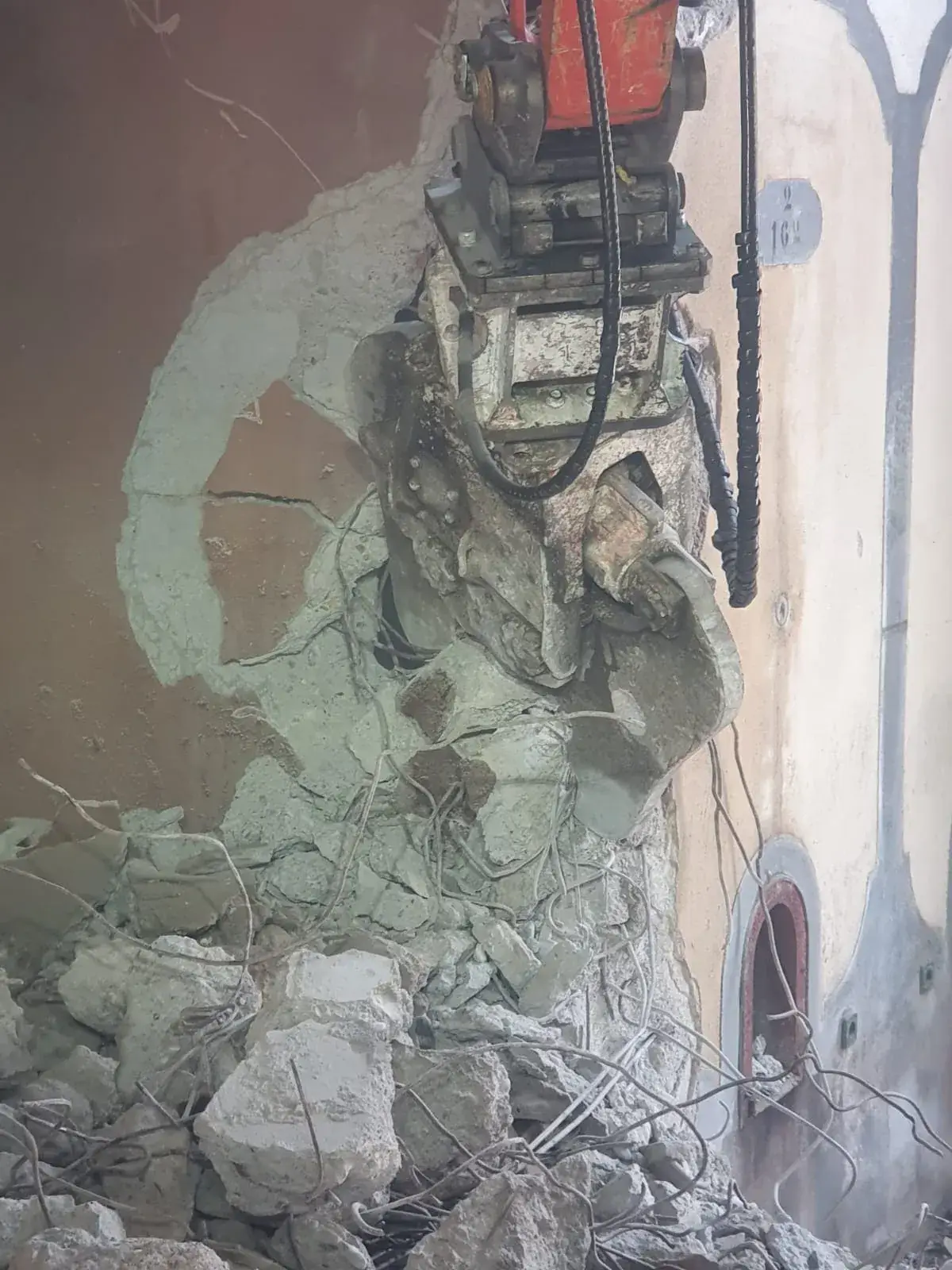 Démolition - Pince sur béton armé - Pyrénées-Orientales