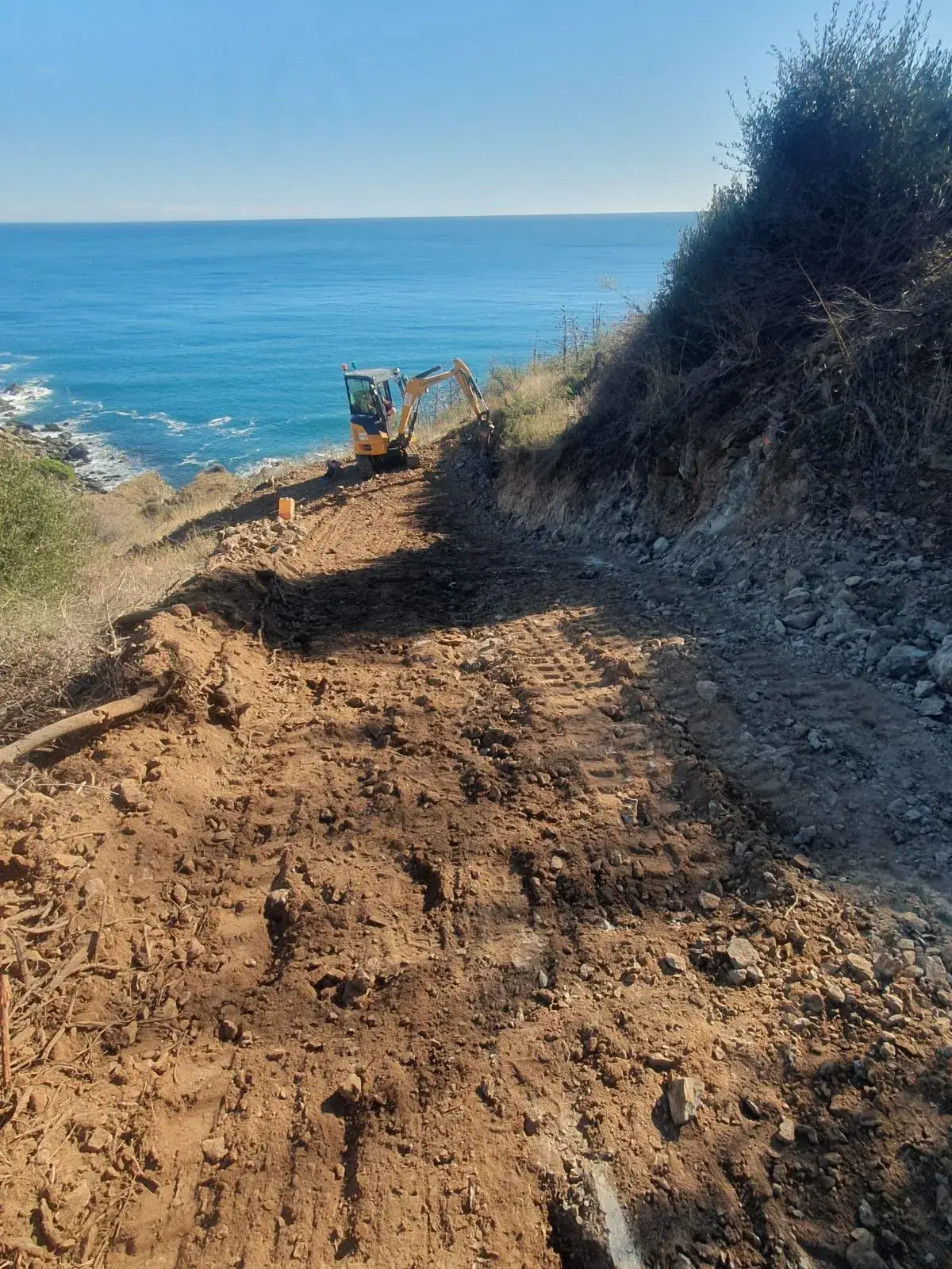 Piste au bord de la falaise - Pyrénées-Orientales