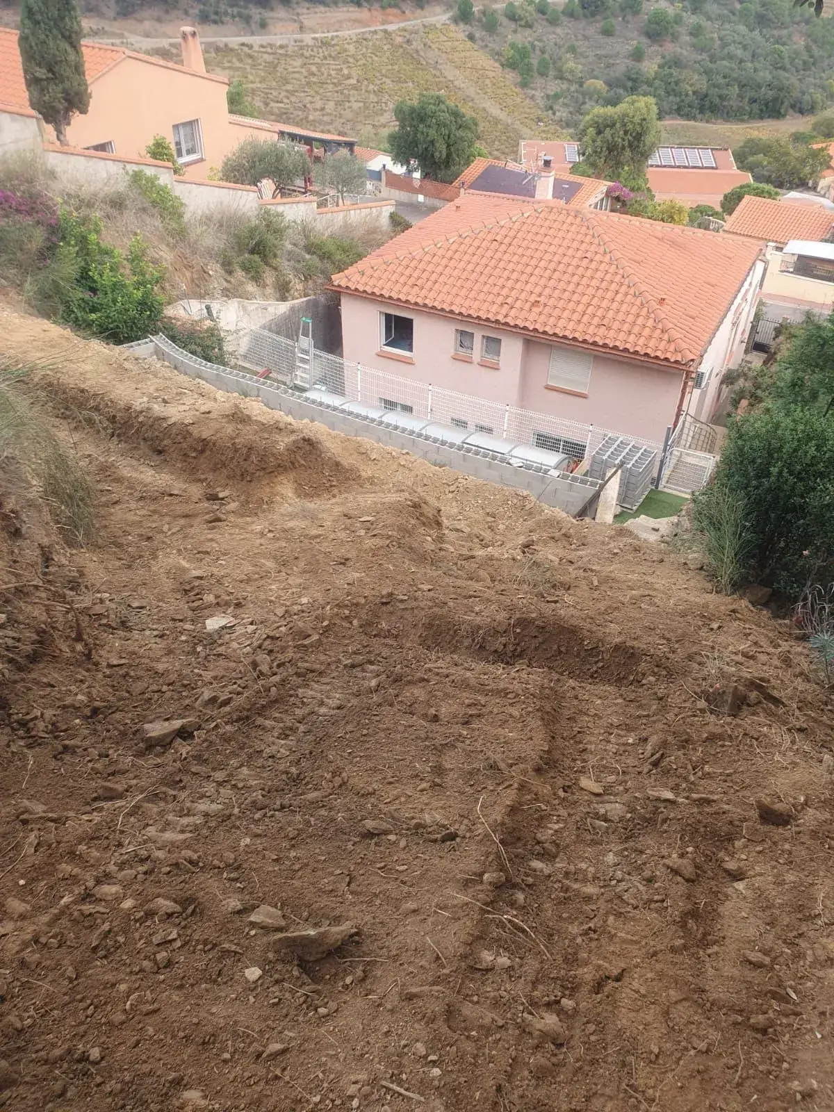 Terrain décaissé au-dessus des maisons - Pyrénées-Orientales