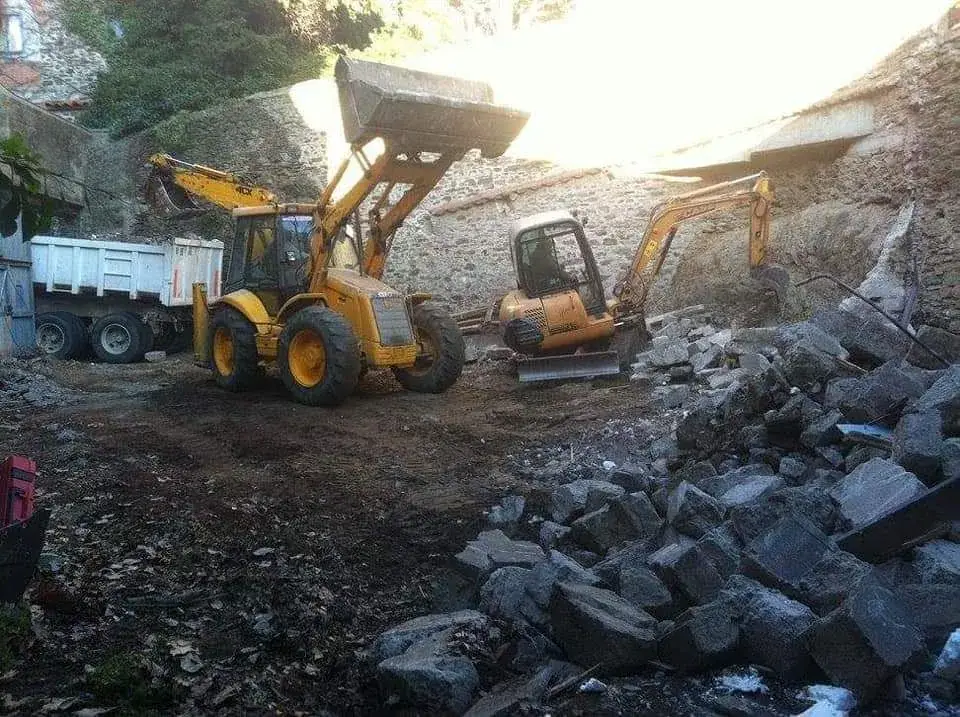 Tractopelle et mini-pelle en démolition - Pyrénées-Orientales