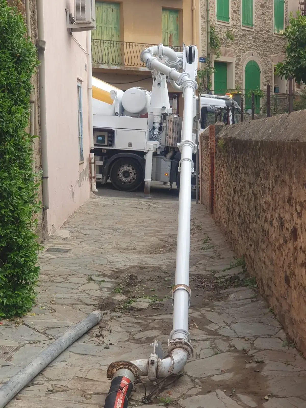 Tuyau de pompe à béton dans la ruelle - Pyrénées-Orientales